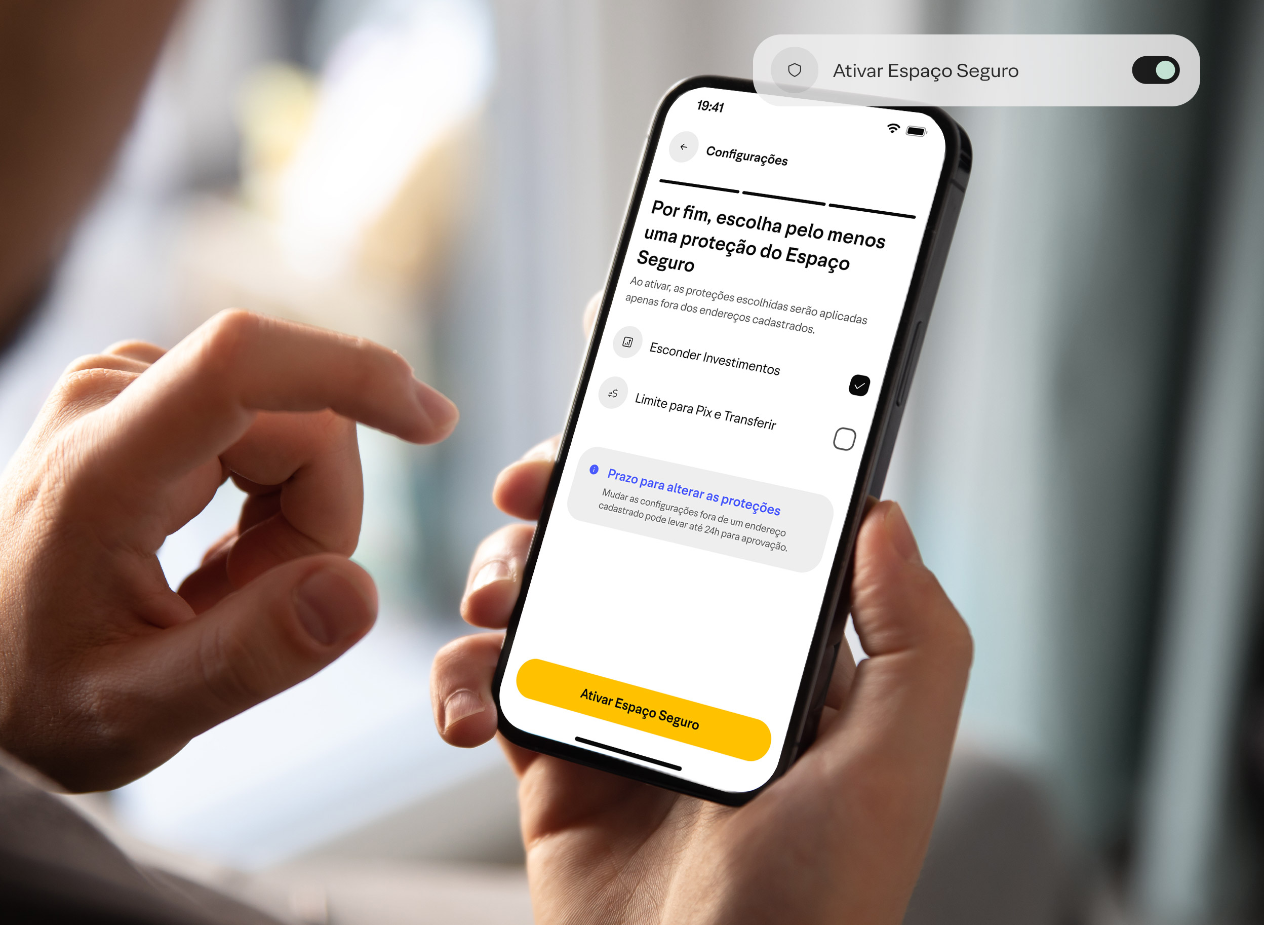 Vista por cima do ombro uma pessoa segurando um celular e na tela mostra o aplicativo xp