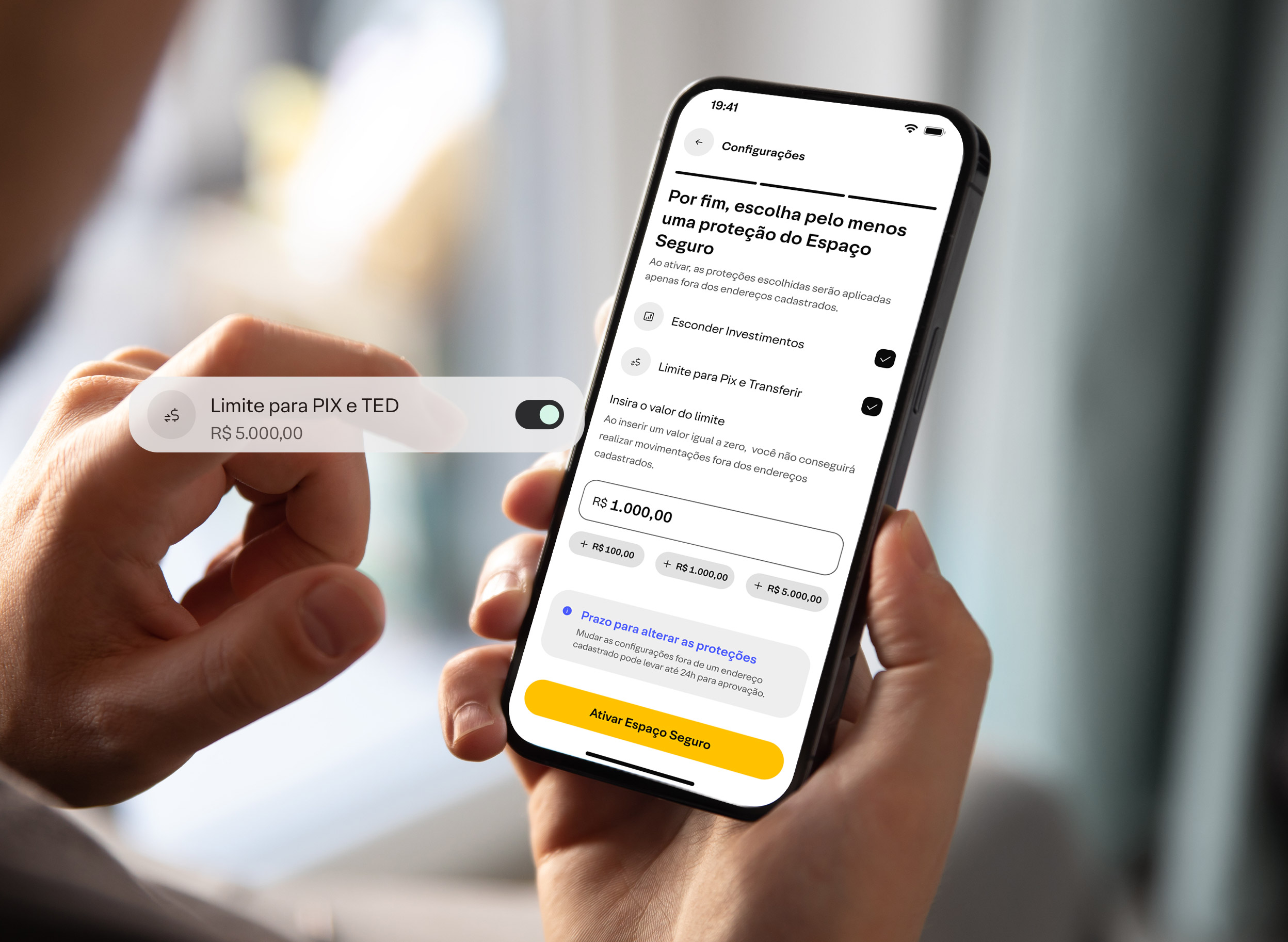 Vista por cima do ombro uma pessoa segurando um celular e na tela mostra o aplicativo xp