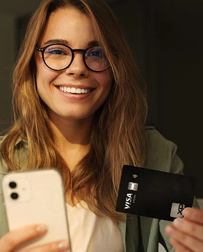 cliente segurando cartao